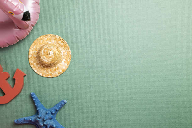 暑假的概念。粉红色火烈鸟管，草帽，锚，海星在绿色背景。平铺，俯视图，拷贝空间图片下载