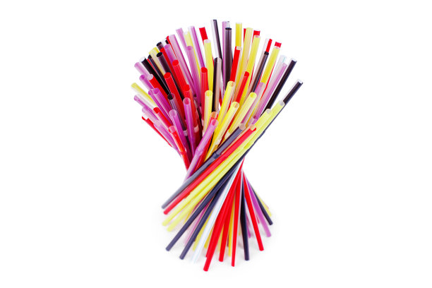 五颜六色的塑料鸡尾酒吸管，许多塑料饮管，白色背景的塑料饮料管隔离近，酒吧餐具，塑料厨房用具，有趣的派对配件图片下载