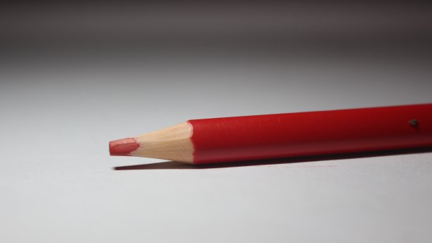 近距离拍摄孤立的红色铅笔在白色背景图片下载