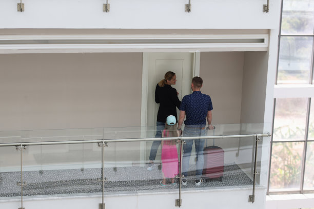 家庭、父母和儿童入住酒店后可入住酒店客房图片下载