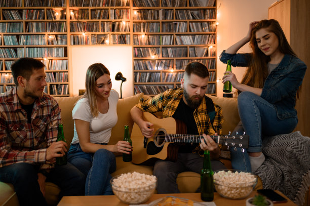 一群朋友在一个家庭聚会上弹吉他，欣赏音乐图片下载
