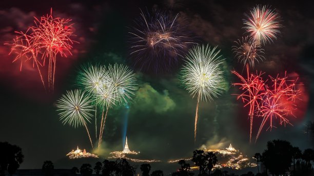 美丽的烟花表演庆祝Phra Nakhon Khiri。Phetchaburi图片下载