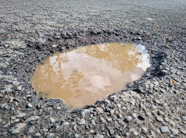 路面上一个大坑里的水坑图片下载