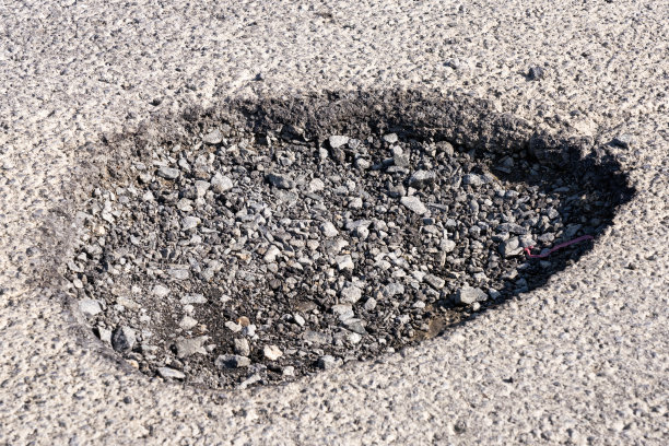 路面上又深又危险的坑洼图片下载