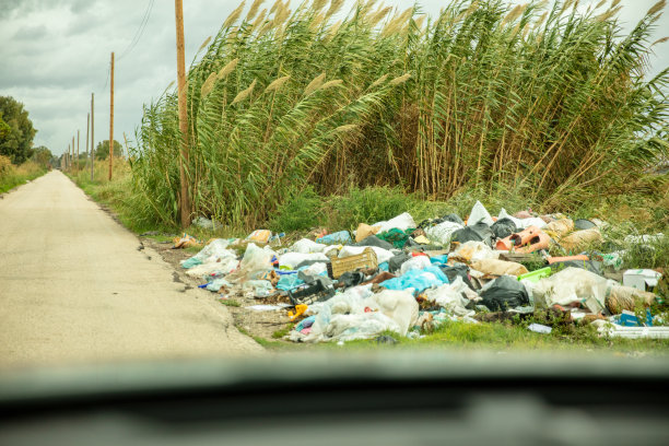 路附近的垃圾图片下载
