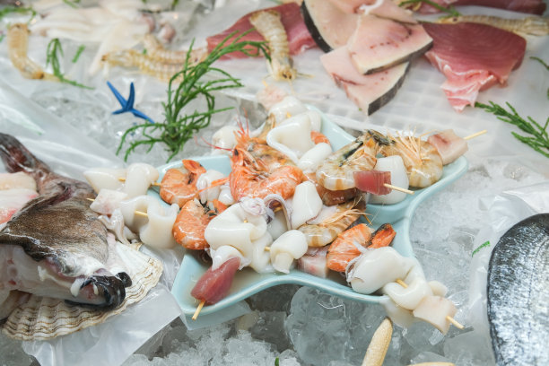 金枪鱼，虾，鱿鱼冰镇。本地市场上的新鲜鱼和海鲜。图片下载