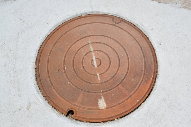 生锈的人孔盖图片下载