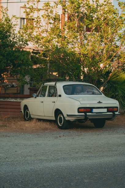 土耳其的白色Anadol旧车图片下载