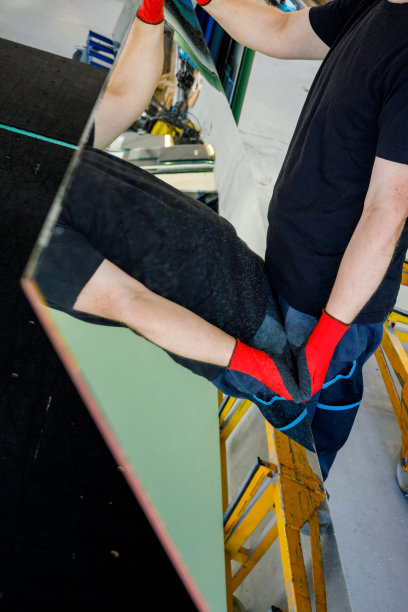 玻璃工把镜子放在玻璃厂的一张专业桌子上图片下载