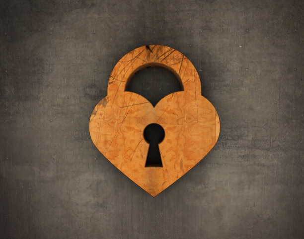 墙上的木制心形挂锁符号图片下载