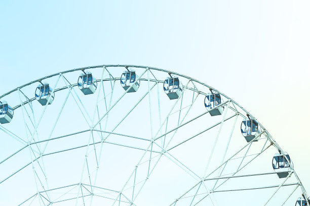 城市公园里的摩天轮。图片下载