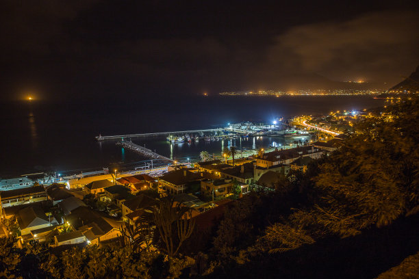 从南非西开普省开普敦的博耶斯开车顶部拍摄的卡尔巴伊港夜间的广角照片图片下载