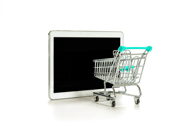 迷你购物车和数字平板电脑与黑屏隔离在白色，网上购物的概念图片下载