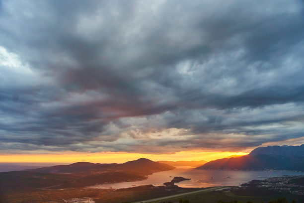 提瓦特湾和机场跑道的景色。蒂瓦特湾的日落图片下载