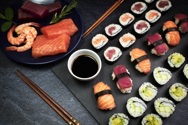 鱼寿司和蔬菜寿司的特写，用筷子，酱油和一盘配料。东方的食物。日本文化图片下载