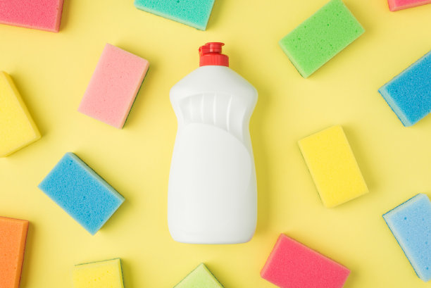 俯视图照片的洗涤剂白色瓶子没有标签和多色海绵在孤立的黄色背景与copyspace图片下载