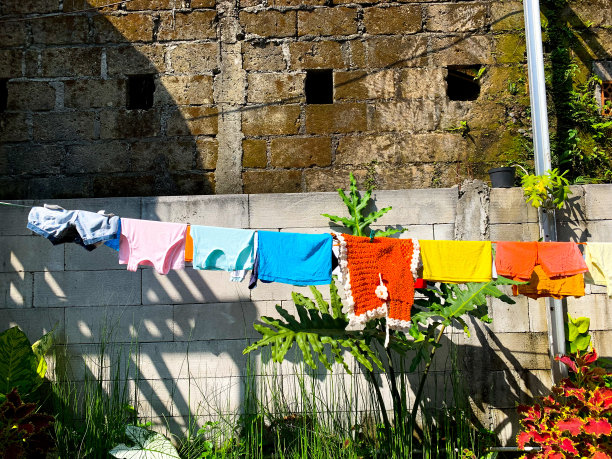 在非常晴朗的早晨烘干衣服图片下载