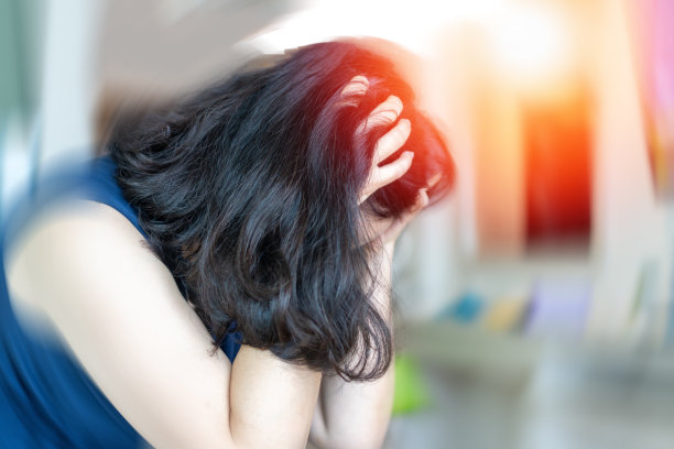 眩晕疾病的概念。手放在头上感到头痛头晕感觉旋转头晕，内耳、大脑或感觉神经通路有问题。图片下载