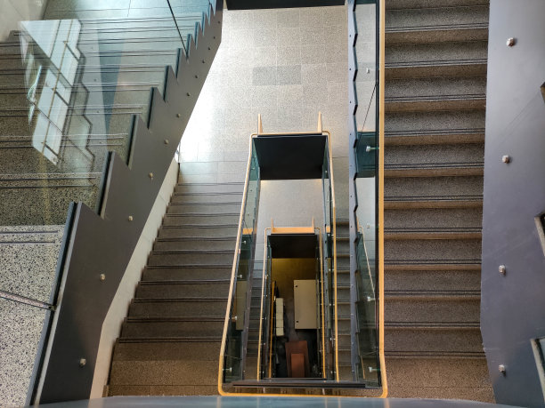 现代化办公大楼的楼梯间图片下载