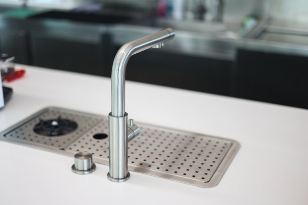 水罐冲洗器用于清洗水罐中的牛奶。图片下载