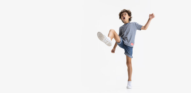 海报上是一个学龄前的小男孩在白色的工作室背景下摆出孤立的姿势。图片下载