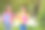 2019冠状病毒病流行后的返校生活。两个可爱的小女孩一边走路一边说话，手里拿着书，肩上扛着书包去上学。图片下载
