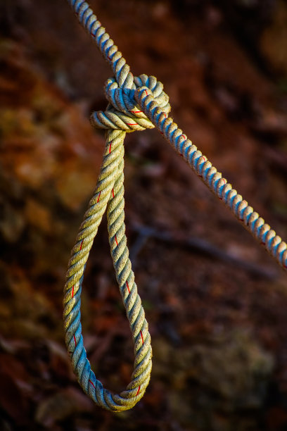 船绳在水中打结。图片下载