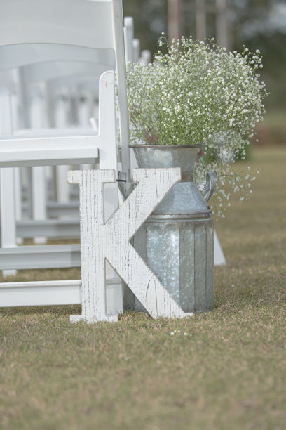 婚礼岛装饰木字母k和齿花盆与婴儿呼吸花图片下载