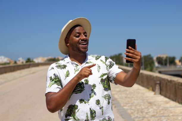 一个黑人在街上打电话图片下载