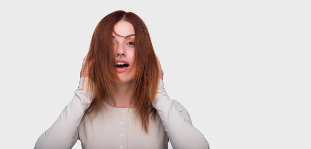 情感描绘了一个女人，她的耳朵有一个隧道，鼻子穿了洞。白色背景，拷贝空间。女人的脸刺穿图片下载