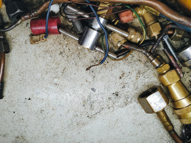 铜管、铜管、金属管、衬套、适配器、螺母、扳手等形式的锁匠和管道零件、工具和备件。制冷维修技术员概念，复制空间。图片下载