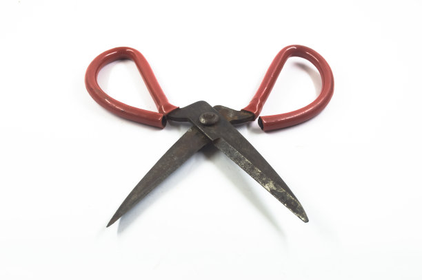 红色橡胶柄的锋利缝纫剪刀图片下载