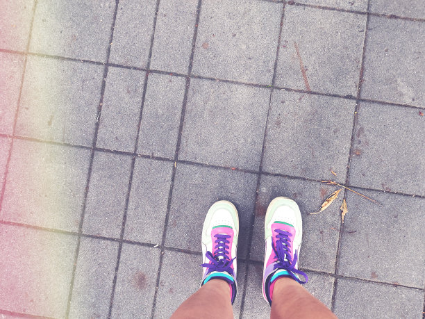 从上面看复古的80年代运动鞋图片下载