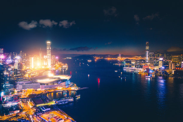 香港在暮色中摩天楼拥挤的城市景观和海港图片下载