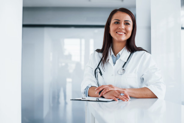 用记事本。现代临床室内年轻护士。医疗保健的概念图片下载