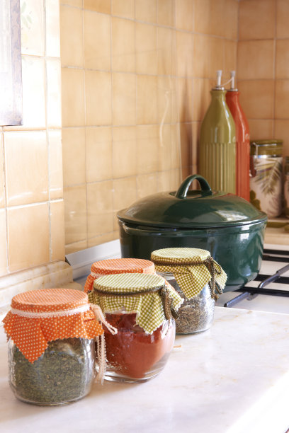 现代家庭室内厨房用各种香料图片下载