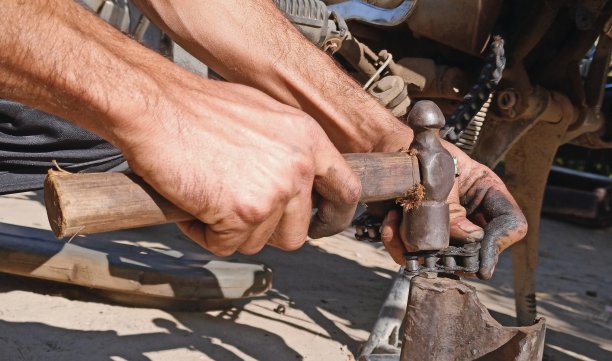 自行车或自行车制造者的工作双手，合上双手图片下载