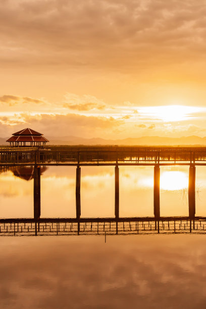 夏天热带湖泊上的壮观日落天空。图片下载