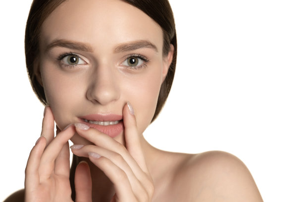 美丽的年轻女子肖像孤立在白色的工作室背景。美的概念，温柔，感性图片下载