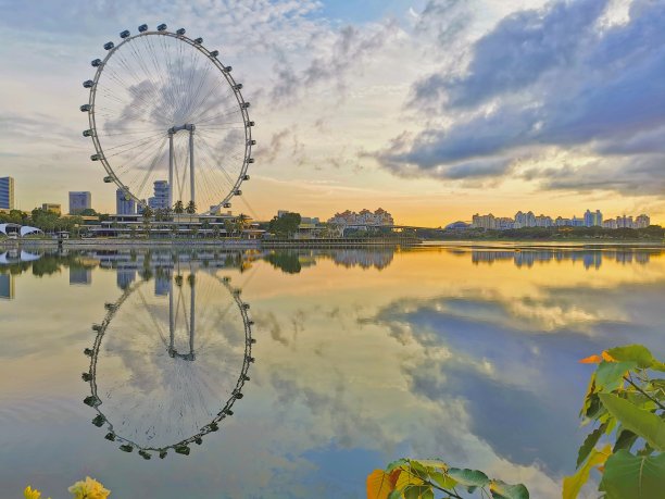 新加坡水上观景飞人图片下载