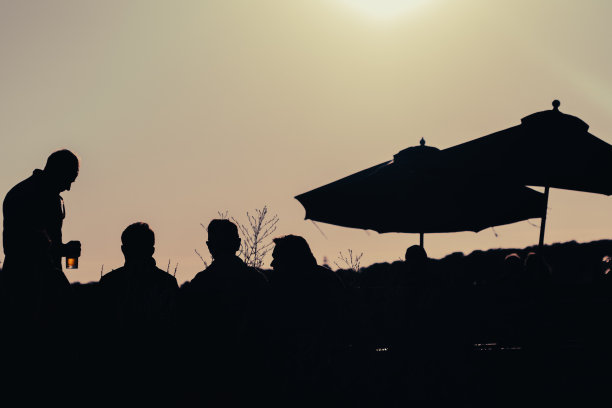 人们在户外喝啤酒的剪影图片下载