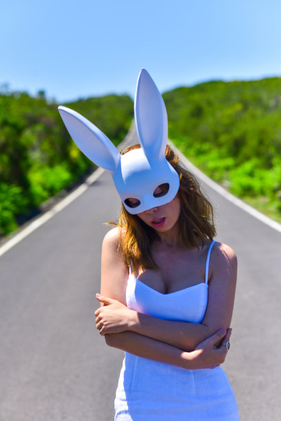 在兔子面具女人的情感肖像图片下载
