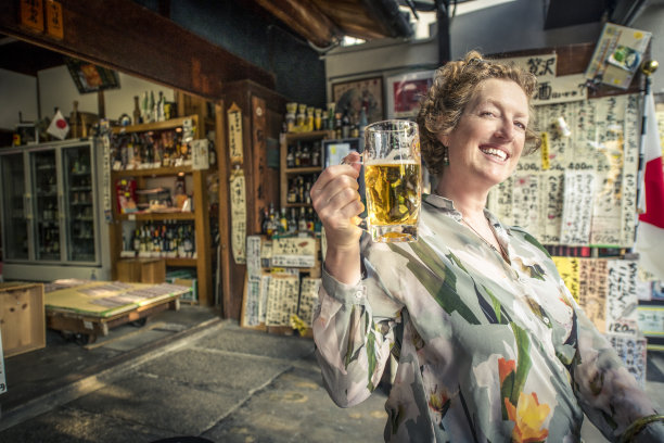 女士在长时间观光后可以喝啤酒提神图片下载