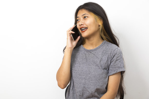 年轻的亚洲女性用手机聊天图片下载