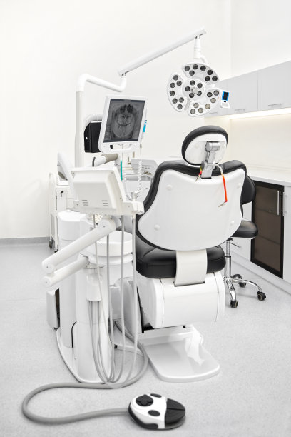 牙医办公室内部配备现代化的椅子和特殊的牙科设备。口腔诊所的内部。图片下载