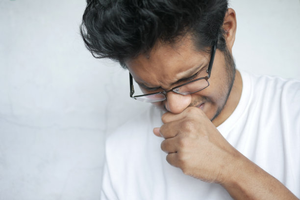 年轻的病人咳嗽和打喷嚏图片下载