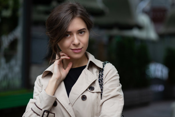 漂亮的黑发女人穿着风衣图片下载