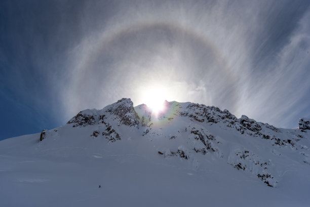 加拿大落基山脉上的太阳和太阳光环的风景图片下载