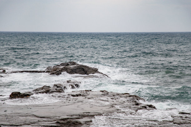 岩石海岸上的波浪图片下载