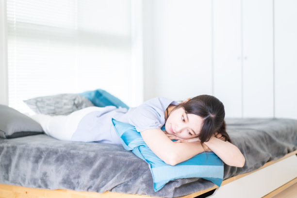 年轻女子在她的房间里休息图片下载